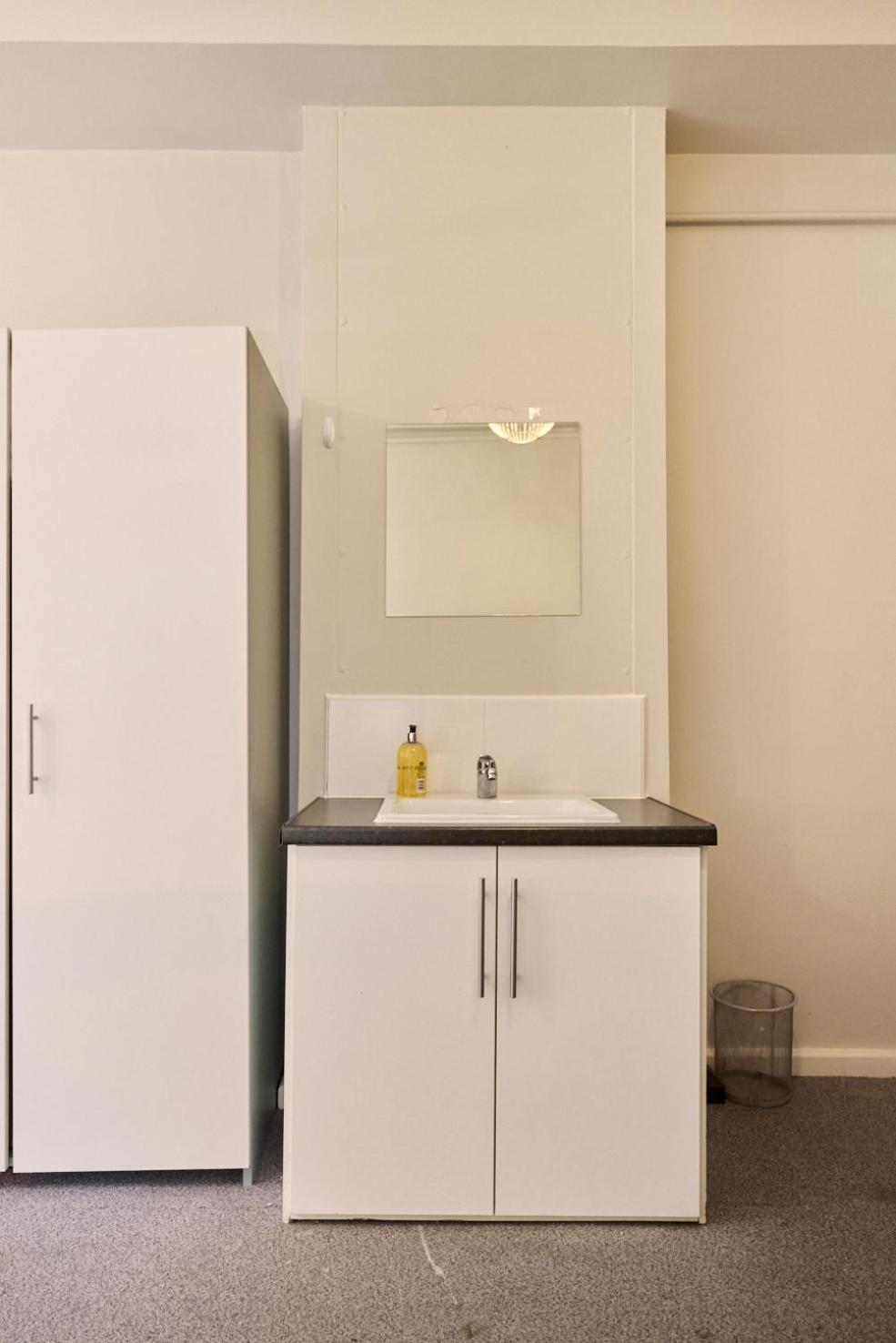 Louise House Hostel Лондон Экстерьер фото